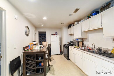 Apt 1 kitchen
