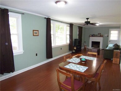 34 Foot long family Room w/dining area