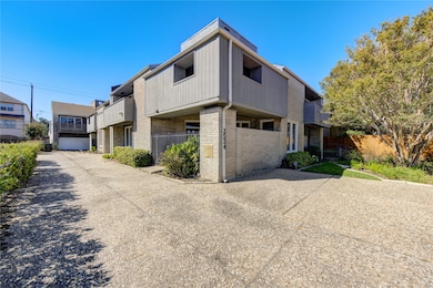 2524 Nantucket Dr unit B, Houston, TX 77057 - photo 2