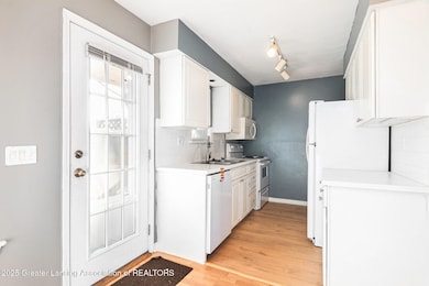 6354 Beechfield Dr unit 64, Lansing, MI 48911 - photo 7