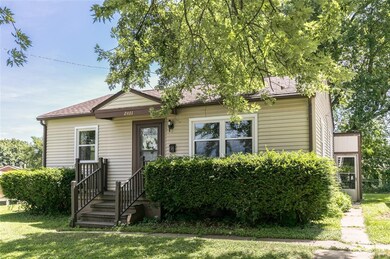 2411 Linwood St SW, Cedar Rapids, IA 52404 - photo 2