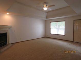 814 Foxx Living room