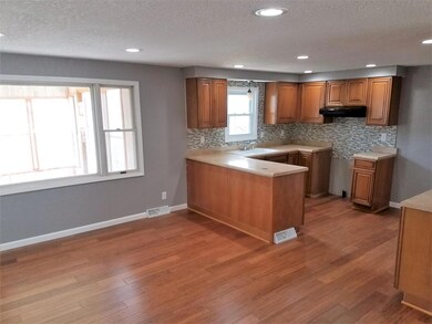 3915 Monterey Dr, Waterloo, IA 50701 - photo 3
