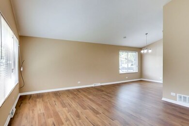 Vaulted Ceiling-Hardwood floor !!