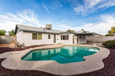 Sparkling Diving Pool & Lg Cvd Patio