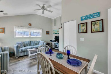 120 W Bayberry Way