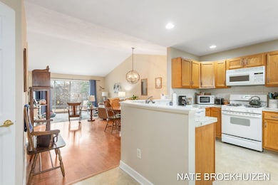 7-web-or-mls-1112-fountain-view-cir