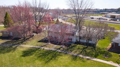 330 Campus View Dr, Lincoln, IL 62656 - photo 3