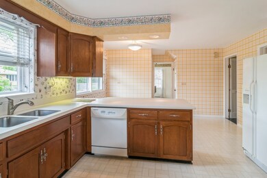 382 E Aberdeen Ct, Elmhurst, IL 60126 - photo 3