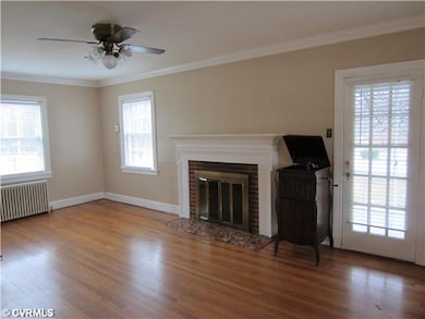 Den/Family/Great Room - Family Room Features Hardw