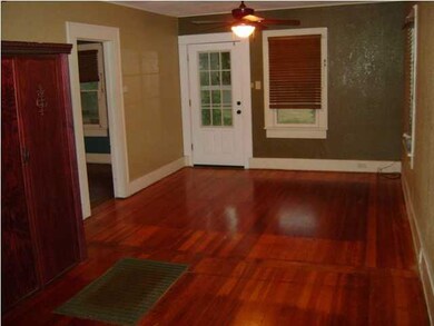 Livingroom/dining area.
