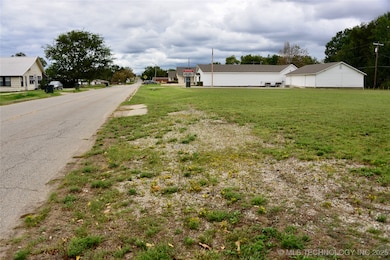 512 E Trudgeon St, Henryetta, OK 74437 - photo 3