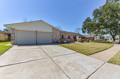 11214 Caribbean Ln, Houston, TX 77089 - photo 2