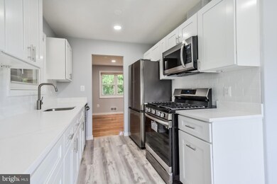 8707 Lagrange St, Lorton, VA 22079 - photo 4