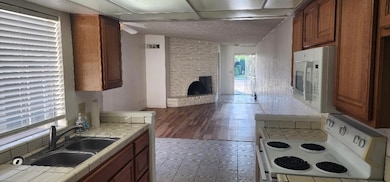 593 W Alamos Ave, Clovis, CA 93612 - photo 4