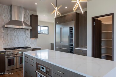 1043 E Haystacker