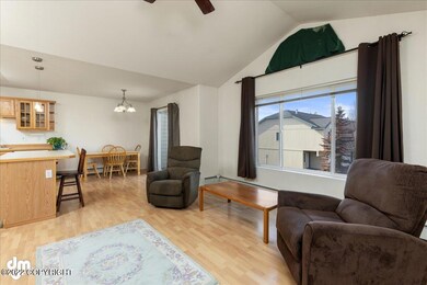 05-Living Room 20220412-DW-3155