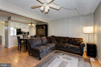 5908 Rowanberry Dr, Elkridge, MD 21075 - photo 4