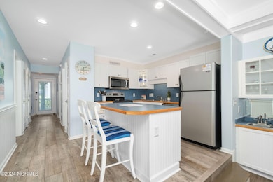 Kitchen w/ island seating
