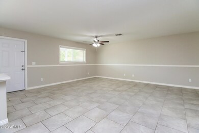 004-photo-living-room-11664145