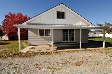 6_Mullan 3721_front_covered patio_close