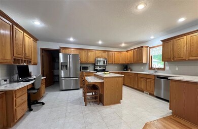 1121 Woodland Dr, Newton, IA 50208 - photo 4