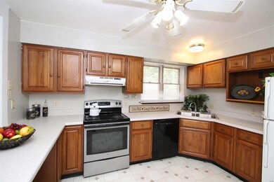 Large Newer Kitchen With Breakfast Bar, Dishwasher