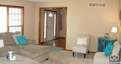 900 SE Oakridge Ln, Topeka, KS 66609 - photo 3