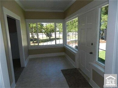 BRIGHT ENTRY ROOM WELCOMES YOU
