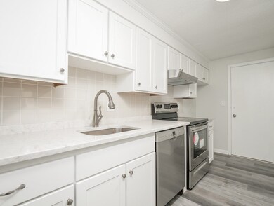 7 Hallmark Gardens unit 4, Burlington, MA 01803 - photo 3