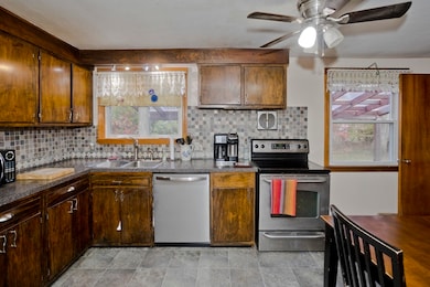 27 Regal St, Springfield, MA 01118 - photo 2