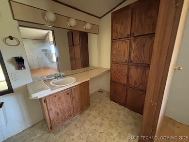 1825 NE 1070 Rd, Red Oak, OK 74578 - photo 6