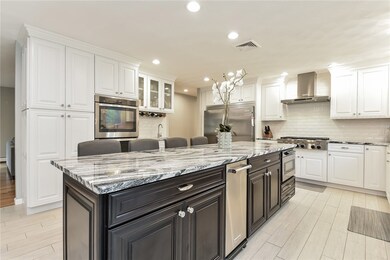 Incredible kitchen renovated from top to toe!
