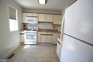 7439 Larne Ct, Lorton, VA 22079 - photo 6