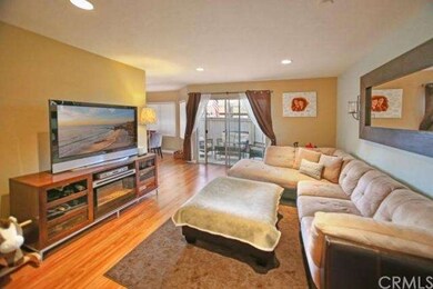 Roomy living room w/customer colors, laminate floo