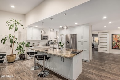 KITCHEN/BREAKFAST BAR