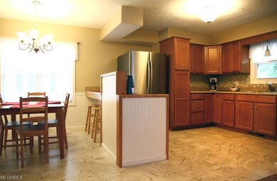 Updated kitchen with breakfast bar,  ceramic back 