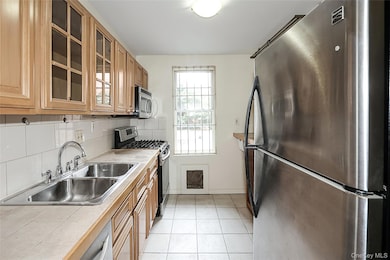 The Alderton unit 2C, Rego Park, NY 11374 - photo 7