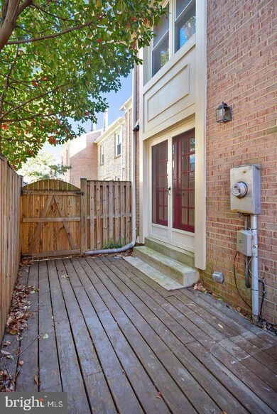 1343 Chetworth Ct, Alexandria, VA 22314 - photo 2