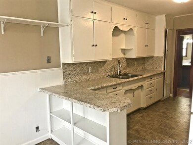 Cute, on-trend white kitchen cabinetry with new la