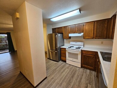 1028 SE Camelot Dr, Grants Pass, OR 97526 - photo 5