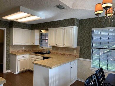 913 913 Beth Dr, Tyler, TX 75707 - photo 5