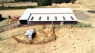 Barn with pens oreogn Calapooya Creek Ra