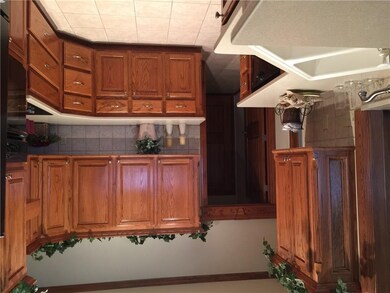 Lots of Beautiful Oak Woodwork, Pull out drawers, 
