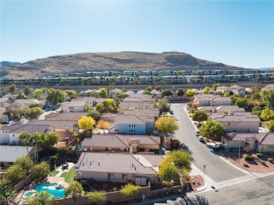 Birds eye view of property featuring a residential