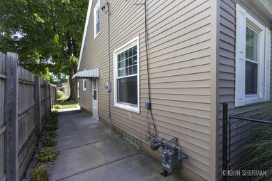2252 Riverside Dr NE_5