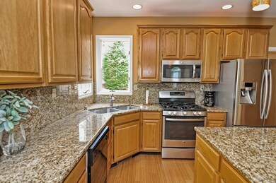 10 Norumbega Cir, Franklin, MA 02038 - photo 4