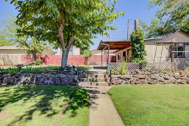 Nice back yard & Shop