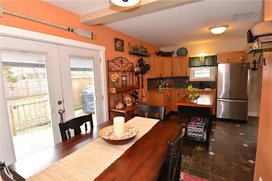 Eat-in kitchen