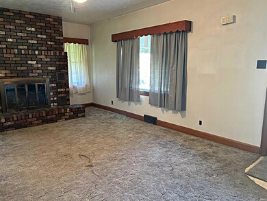 512 E Broadway St, Loogootee, IN 47553 - photo 4